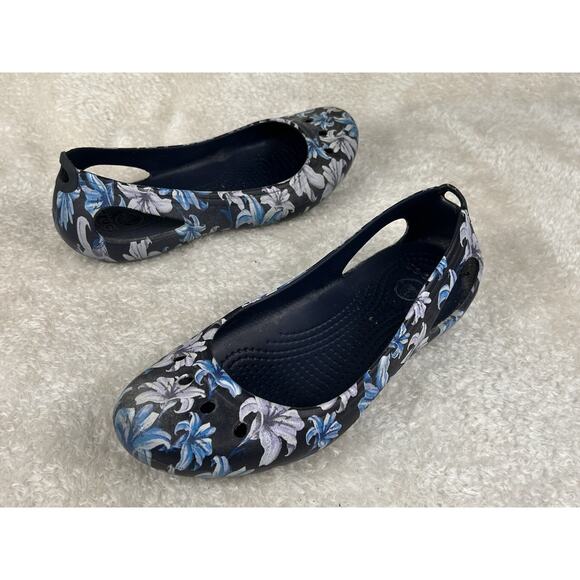 Crocs Flats Women’s Sz 7 Blue Purple Floral Slip On Gardening Mary Jane Comfort - Picture 1 of 6